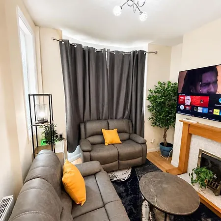 Spacious 3-bed House Near Uni And Town Centre דירה מידלסבורו
