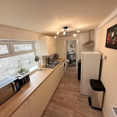 Spacious 3-bed House Near Uni And Town Centre