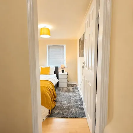 Spacious 3-bed House Near Uni And Town Centre דירה *