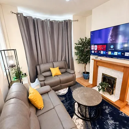 Spacious 3-bed House Near Uni And Town Centre דירה *