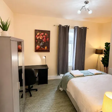 Spacious 3-bed House Near Uni And Town Centre דירה מידלסבורו