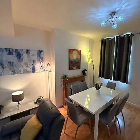 Spacious 3-bed House Near Uni And Town Centre *