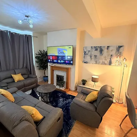 Spacious 3-bed House Near Uni And Town Centre דירה *