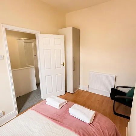 Spacious 3-bed House Near Uni And Town Centre