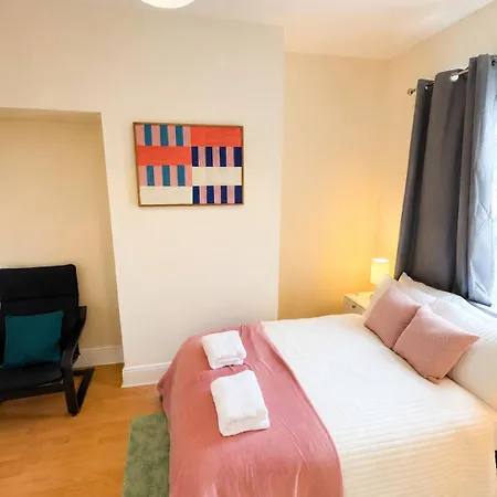 Spacious 3-bed House Near Uni And Town Centre דירה *
