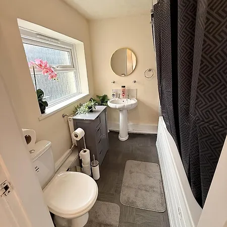 Spacious 3-bed House Near Uni And Town Centre