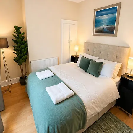 Spacious 3-bed House Near Uni And Town Centre דירה מידלסבורו