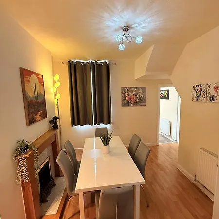 Spacious 3-bed House Near Uni And Town Centre דירה