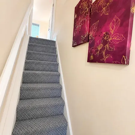 Spacious 3-bed House Near Uni And Town Centre דירה *